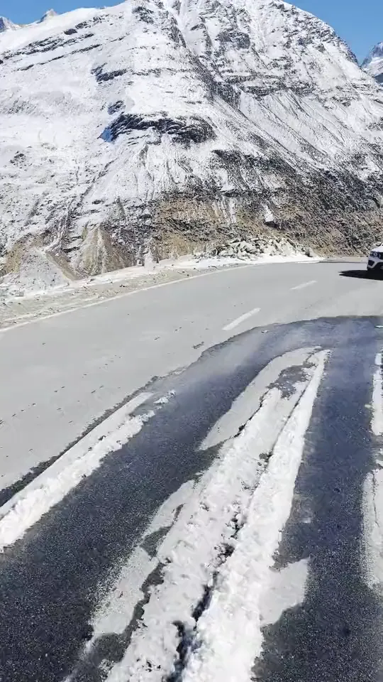 Snowy mountain road near Manali